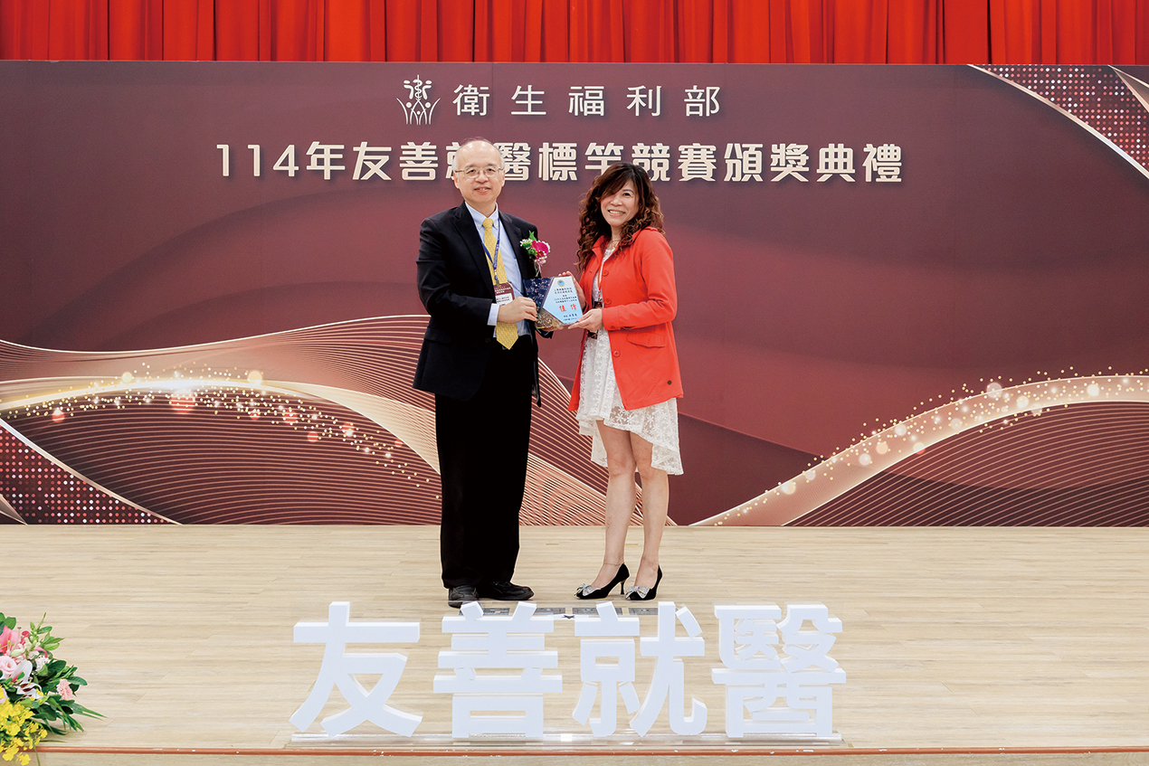 醫勤室黃依慈小組長代表醫院獲頒流程類醫學中心組住院組佳作醫策會攝